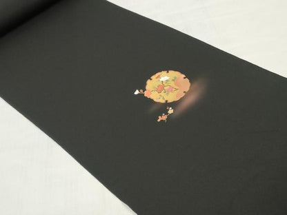 平和屋着物▼羽織・コート　反物　羽尺　刺繍　鏡裏飛鶴花文　金彩　暈し染め　黒地　逸品　未使用　DABH3895zy