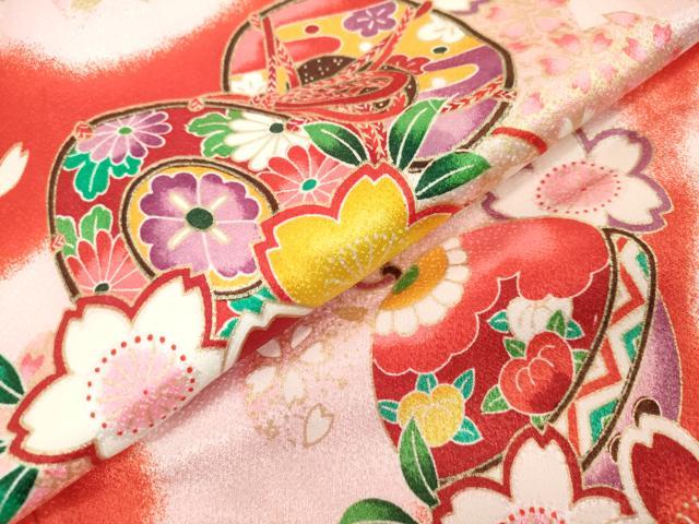平和屋着物[]七五三　女の子　３歳　祝着　三つ身　鼓鈴花文　舞桜　暈し染め　金彩　DABH5212ea