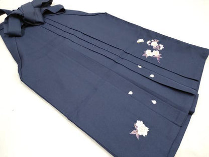 平和屋着物[]女の子　子供　行灯袴　総刺繍　舞蝶舞桜文　留紺色　金糸　洗える着物　DABH5446ea