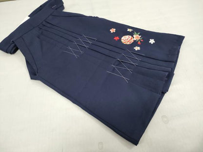 平和屋着物[]女の子　子供　行灯袴　総刺繍　鞠桜文　濃藍色　金糸　洗える着物　未使用　DABH5496ea