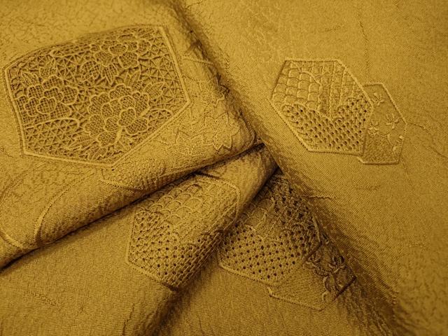 平和屋着物▼中国三大刺繍　スワトウ刺繍　汕頭刺繍　総刺繍　無地絵羽訪問着　亀甲花文　山吹茶色　正絹　逸品　DABH7590fe