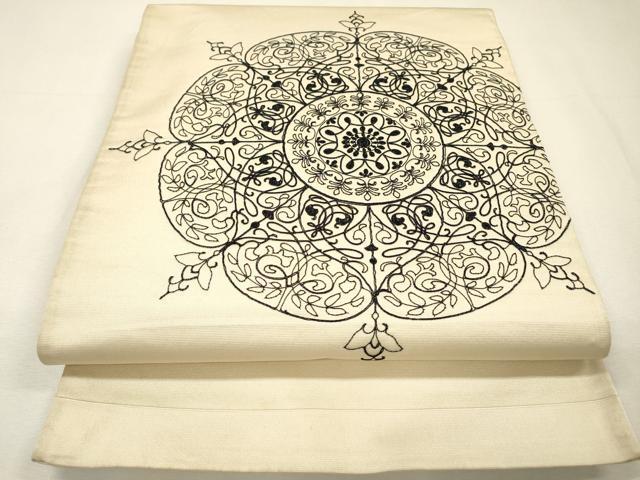 平和屋着物▼太鼓柄袋帯　総刺繍　花絵皿文　銀通し地　正絹　逸品　DABH7697fe