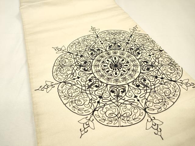 平和屋着物▼太鼓柄袋帯　総刺繍　花絵皿文　銀通し地　正絹　逸品　DABH7697fe