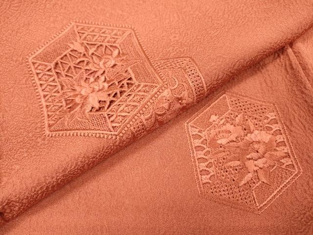 平和屋着物▼中国三大刺繍　スワトウ刺繍　汕頭刺繍　総刺繍　無地絵羽訪問着　亀甲花文　銀朱色　正絹　逸品　DABH7712fe