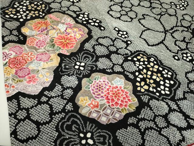 平和屋着物●豪華振袖　総絞り　駒刺繍　花手毬　黒地　金彩　正絹　逸品　DABH9136ps