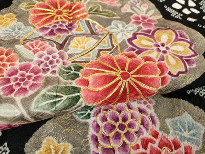 平和屋着物●豪華振袖　総絞り　駒刺繍　花手毬　黒地　金彩　正絹　逸品　DABH9136ps