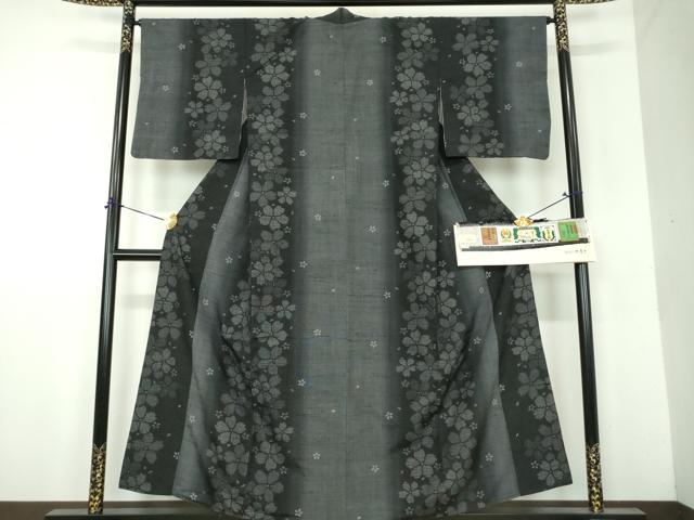 平和屋着物●結城眞綿紬　80亀甲　桜間道　黒地　やまと金ラベル　藤貫謹製　証紙付き　正絹　逸品　DABH9221ps