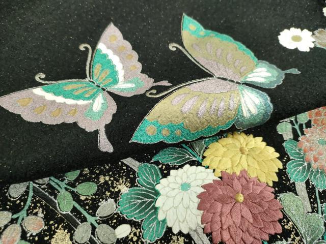 平和屋着物●英王室献上友禅作家　木下勝功　振袖　刺繍　舞蝶花車文　黒地　金銀彩　金通し地　正絹　逸品　DABH9504ps