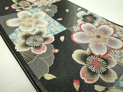平和屋着物▼六通柄袋帯　市松舞桜　黒地　金銀糸　正絹　逸品　DABH9853ps
