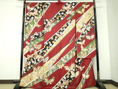 平和屋着物●豪華振袖　駒刺繍　舞蝶花文　金彩　正絹　逸品　DABH9874ps