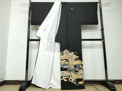 平和屋着物●豪華黒留袖　駒刺繍　鳥獣草花文　金彩　正絹　逸品　DABI2329ud