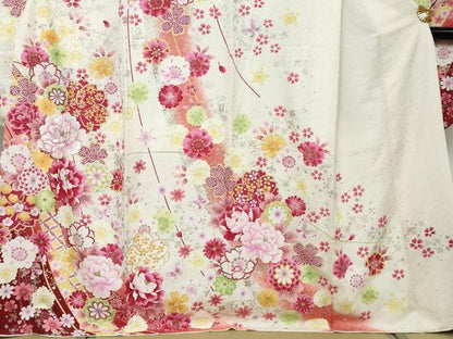 平和屋着物●豪華振袖　花蝶文　暈し染め　金銀彩　銀通し地　正絹　逸品　DABI2586ud