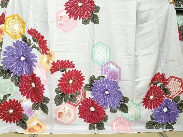 平和屋着物●豪華振袖　作家物　亀甲花文　金彩　銀通し地　正絹　逸品　DABI2599ud