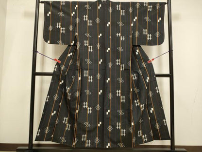 平和屋着物▽上質な紬　単衣　琉球絣文様　黒地　正絹　逸品　DABI4021du
