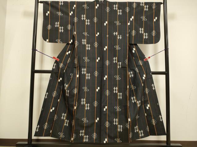 平和屋着物▽上質な紬　単衣　琉球絣文様　黒地　正絹　逸品　DABI4021du