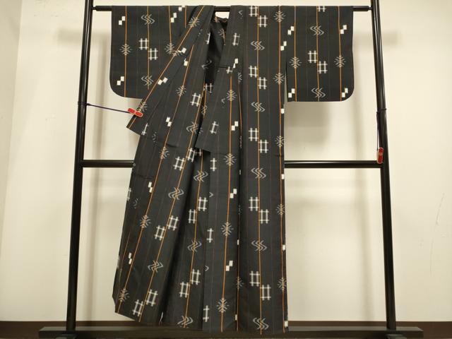 平和屋着物▽上質な紬　単衣　琉球絣文様　黒地　正絹　逸品　DABI4021du