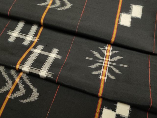 平和屋着物▽上質な紬　単衣　琉球絣文様　黒地　正絹　逸品　DABI4021du