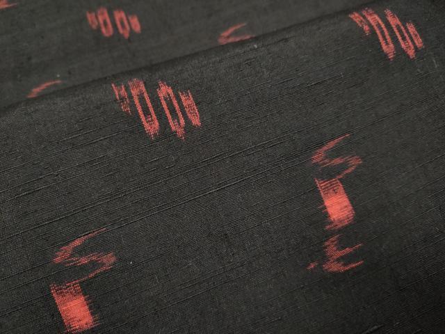 平和屋着物▽上質な紬　単衣　琉球絣文様　黒地　正絹　逸品　DABI4079du