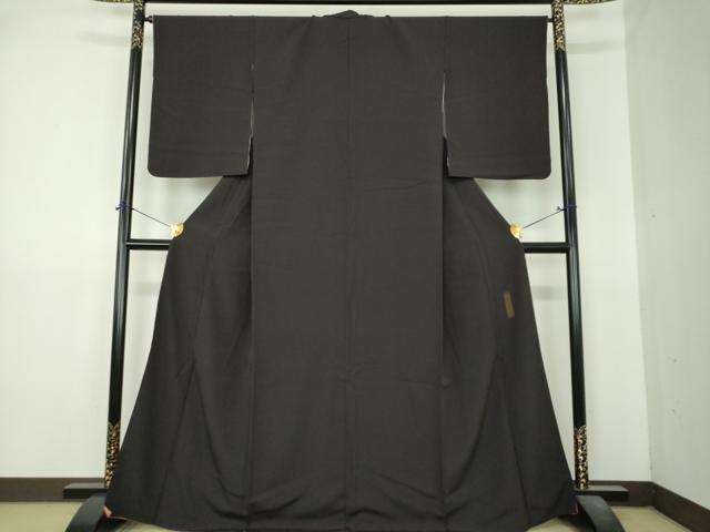 平和屋着物●世界的人形師 辻村寿三郎 ジュサブロー 色無地 ワンポイント 刺繍 兎 赤墨色 鬼しぼ縮緬 金糸 銀座世きね扱い 逸品 DABI6419