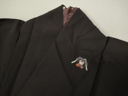 平和屋着物●世界的人形師 辻村寿三郎 ジュサブロー 色無地 ワンポイント 刺繍 兎 赤墨色 鬼しぼ縮緬 金糸 銀座世きね扱い 逸品 DABI6419