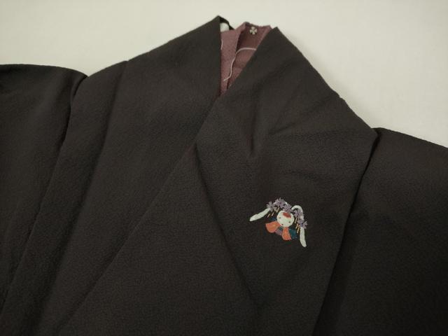 平和屋着物●世界的人形師 辻村寿三郎 ジュサブロー 色無地 ワンポイント 刺繍 兎 赤墨色 鬼しぼ縮緬 金糸 銀座世きね扱い 逸品 DABI6419