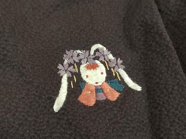 平和屋着物●世界的人形師 辻村寿三郎 ジュサブロー 色無地 ワンポイント 刺繍 兎 赤墨色 鬼しぼ縮緬 金糸 銀座世きね扱い 逸品 DABI6419