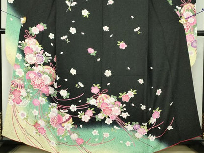 平和屋着物●豪華振袖　舞桜　薬玉花文　暈し染め　黒地　金彩　金通し地　正絹　逸品　DABI6424ps