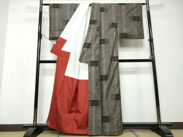 平和屋着物●本場大島紬　9マルキ　古代染色純泥染　横段草花文　大島紬織物謹製　証紙付き　正絹　逸品　DABI9088ud