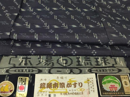 平和屋着物▽本場琉球絣　紬　単衣　琉球本染かすり　手織り　藍　大城廣四郎織物工房謹製　証紙付き　正絹　逸品　DABJ1363az