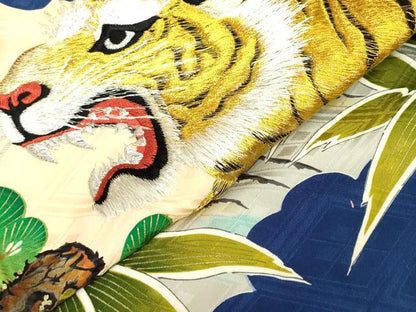 平和屋着物[]お宮参り　男の子　祝着　産着　初着　のしめ　刺繍　手描き　虎　寅　風景笹松文　金彩　逸品　DABJ3131ea
