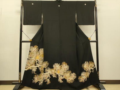 平和屋着物●豪華黒留袖　駒刺繍　松ぼっくり　金彩　正絹　逸品　DABJ6930du