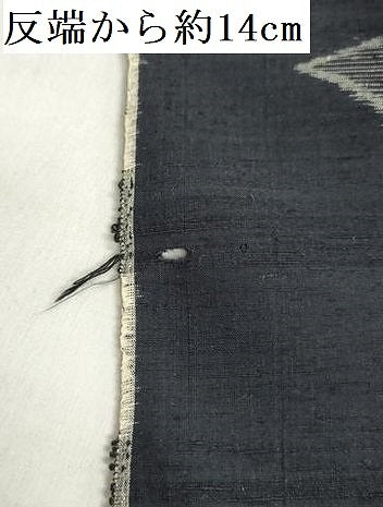 平和屋着物▼結城紬　反物　着尺　絵巻花文　黒地　証紙付き　逸品　未使用　DABJ9560we