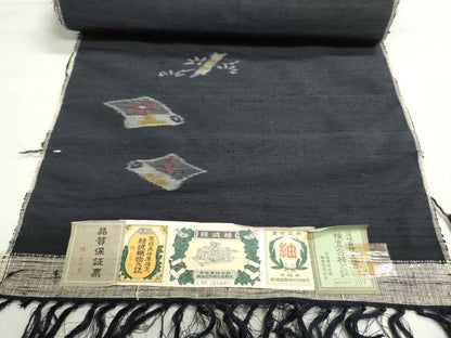 平和屋着物▼結城紬　反物　着尺　絵巻花文　黒地　証紙付き　逸品　未使用　DABJ9560we