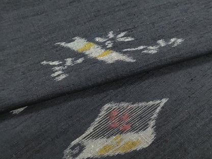 平和屋着物▼結城紬　反物　着尺　絵巻花文　黒地　証紙付き　逸品　未使用　DABJ9560we