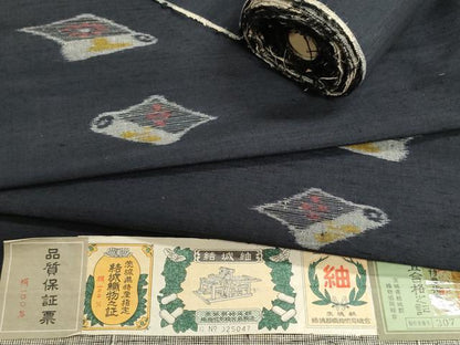 平和屋着物▼結城紬　反物　着尺　絵巻花文　黒地　証紙付き　逸品　未使用　DABJ9560we