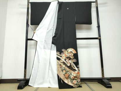 平和屋着物●豪華黒留袖　駒刺繍　扇面飛鶴御所車草花文　金彩　正絹　逸品　DABK0405ud