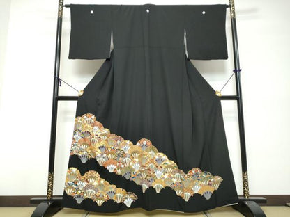 平和屋着物●豪華黒留袖　駒刺繍　青海波草花文　金彩　正絹　逸品　DABK0493ud