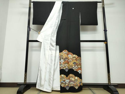 平和屋着物●豪華黒留袖　駒刺繍　青海波草花文　金彩　正絹　逸品　DABK0493ud