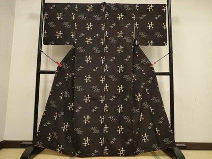 平和屋着物●本場琉球絣　黒地　正絹　逸品　DABK2084op