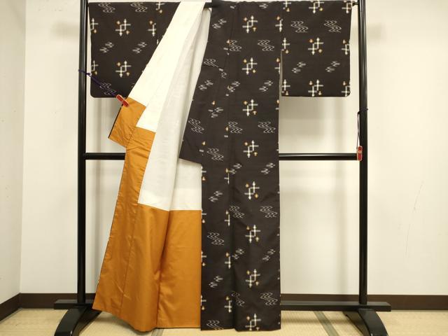 平和屋着物●本場琉球絣　黒地　正絹　逸品　DABK2084op
