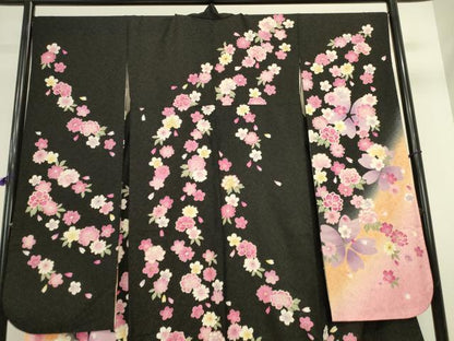 平和屋着物●豪華振袖　駒刺繍　草花　舞桜　暈し染め　黒地　金彩　正絹　逸品　DABK2467op