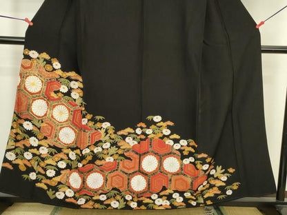 平和屋着物▼黒留袖　駒刺繍　亀甲花文　金彩　洗える着物　DABK2903op