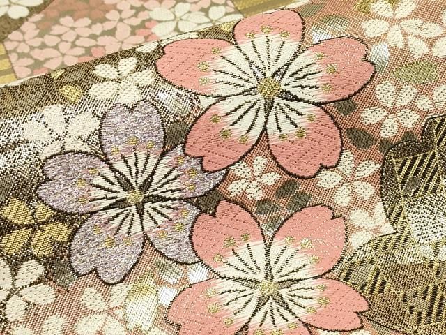 平和屋着物▼六通柄袋帯　市松舞桜文　金糸　正絹　逸品　DABK4870az