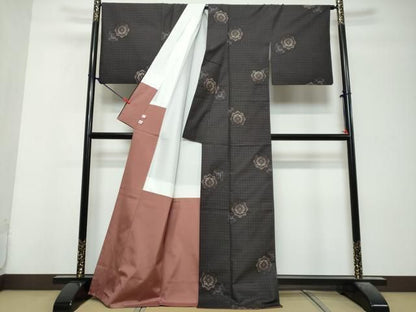 平和屋着物●本場大島紬　古代染色純泥染　9マルキ　総絣　舞花文　鈴乃屋扱い　窪田織物謹製　証紙付き　正絹　逸品　DABL1195ud