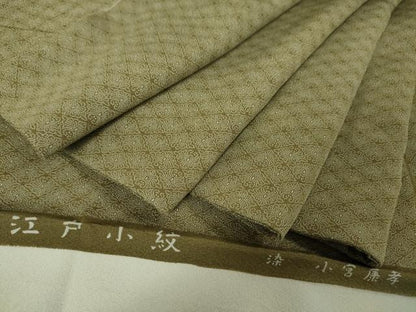 平和屋本店■極上　人間国宝 小宮康孝　江戸小紋　菊菱　西武百貨店扱い　肥後煤竹色地　反端・重ね衿付き　逸品　DZAA0992kh5 - 平和屋