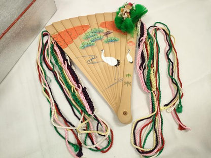 平和屋本店■和装小物　檜扇　十ニ単用　扇子　手描　松竹梅　流水枝松鶴文　平安装束　六色飾り紐　糸花　11橋　箱付　逸品　DZAA11502kh5