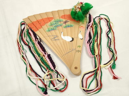 平和屋本店■和装小物　檜扇　十ニ単用　扇子　手描　松竹梅　流水枝松鶴文　平安装束　六色飾り紐　糸花　11橋　箱付　逸品　DZAA11502kh5