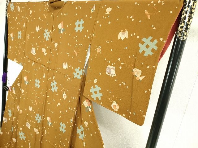 平和屋本店■極上　人形作家・ホリヒロシ　小紋　宝尽くし　玩具文様　鬼しぼ縮緬　枇杷茶色地　逸品　DZAA1753kh4 - 平和屋