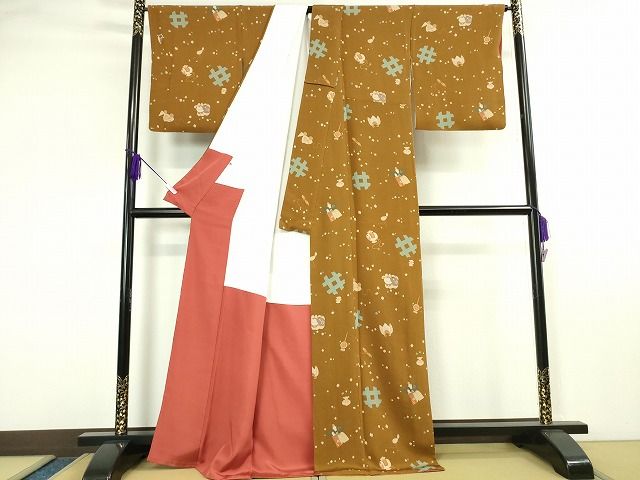 平和屋本店■極上　人形作家・ホリヒロシ　小紋　宝尽くし　玩具文様　鬼しぼ縮緬　枇杷茶色地　逸品　DZAA1753kh4 - 平和屋