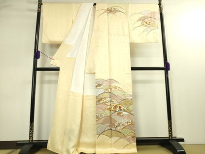 平和屋本店■極上　皇室献上作家　藤井寛　訪問着　駒刺繍　雪芝吉祥花文　鳥の子色地　金彩　逸品　DZAA2207kh4 - 平和屋